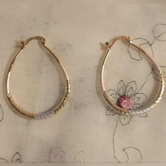 Tri-tone pear shaped water drop hoop earrings Hoops. 👀 NEW 1.5" - Picture 2 of 4